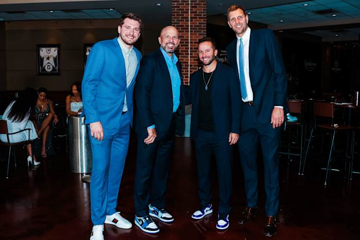 MB 03-04 Mavs Ball-8260